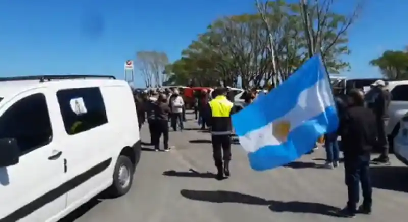 Propietarios no residentes de La Costa cortaron Ruta 11 en General Lavalle y el municipio salió a quejarse