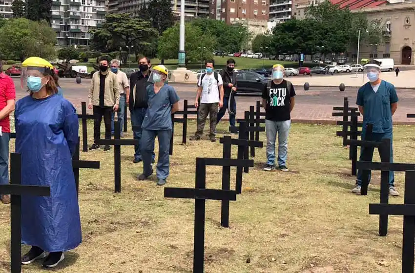 Médicos simularon un cementerio frente al Monumento para visibilizar la situación sanitaria