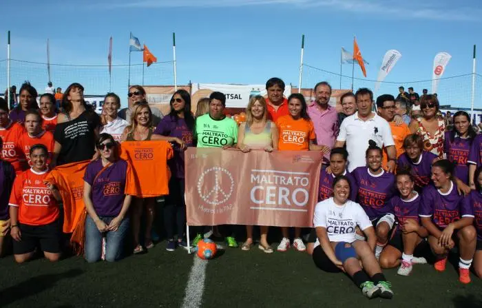 Álvarez Rodríguez encabezó encuentro de fútbol femenino contra la violencia de género