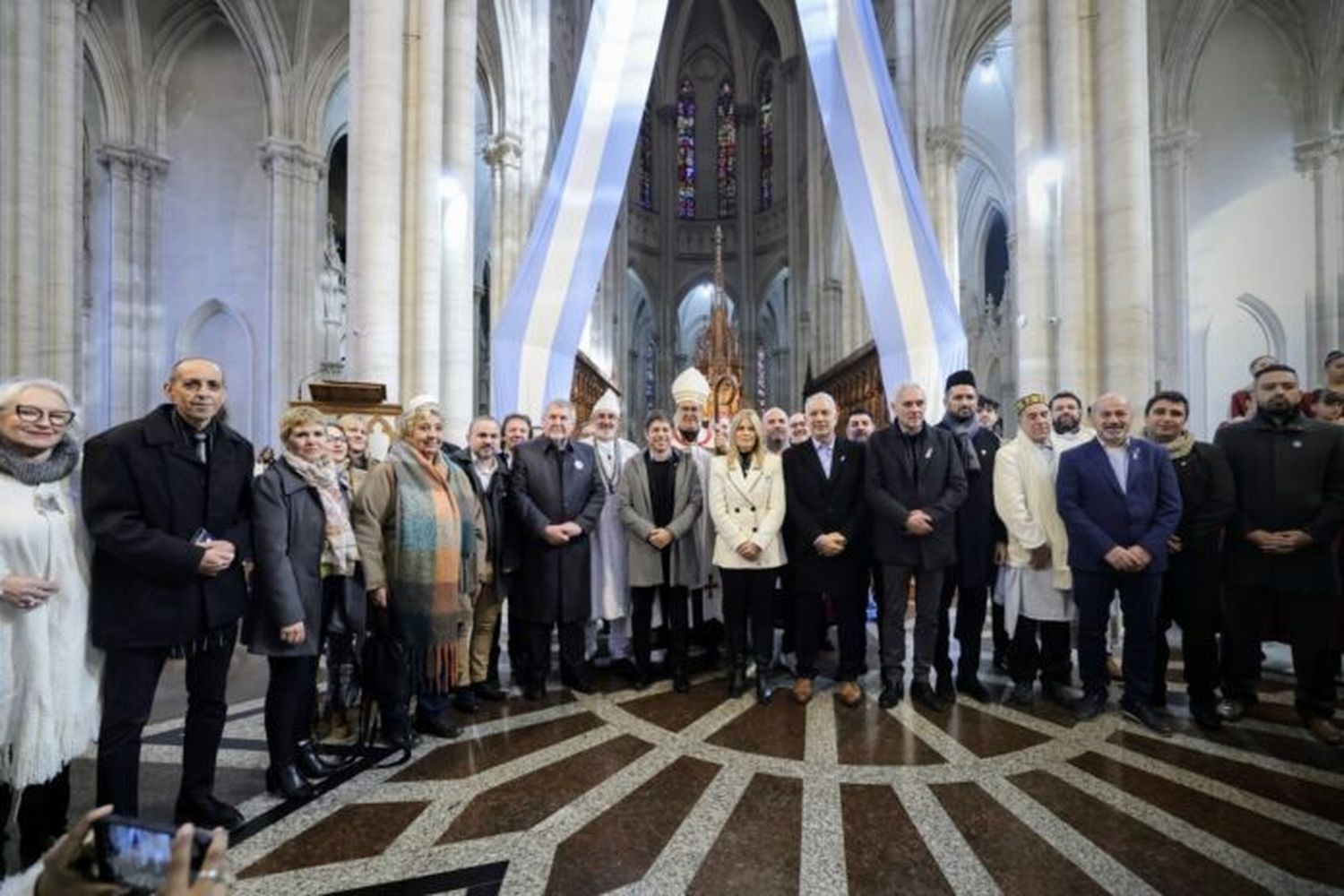 El gobernador Axel Kicillof y su comitiva en la Catedral de La Plata.