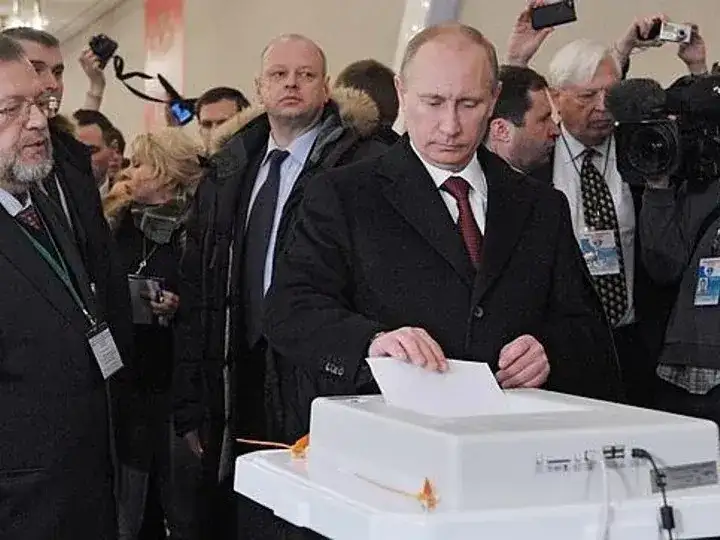 Vladimir Putin vota en las elecciones rusas para renovar la Duma (Parlamento).