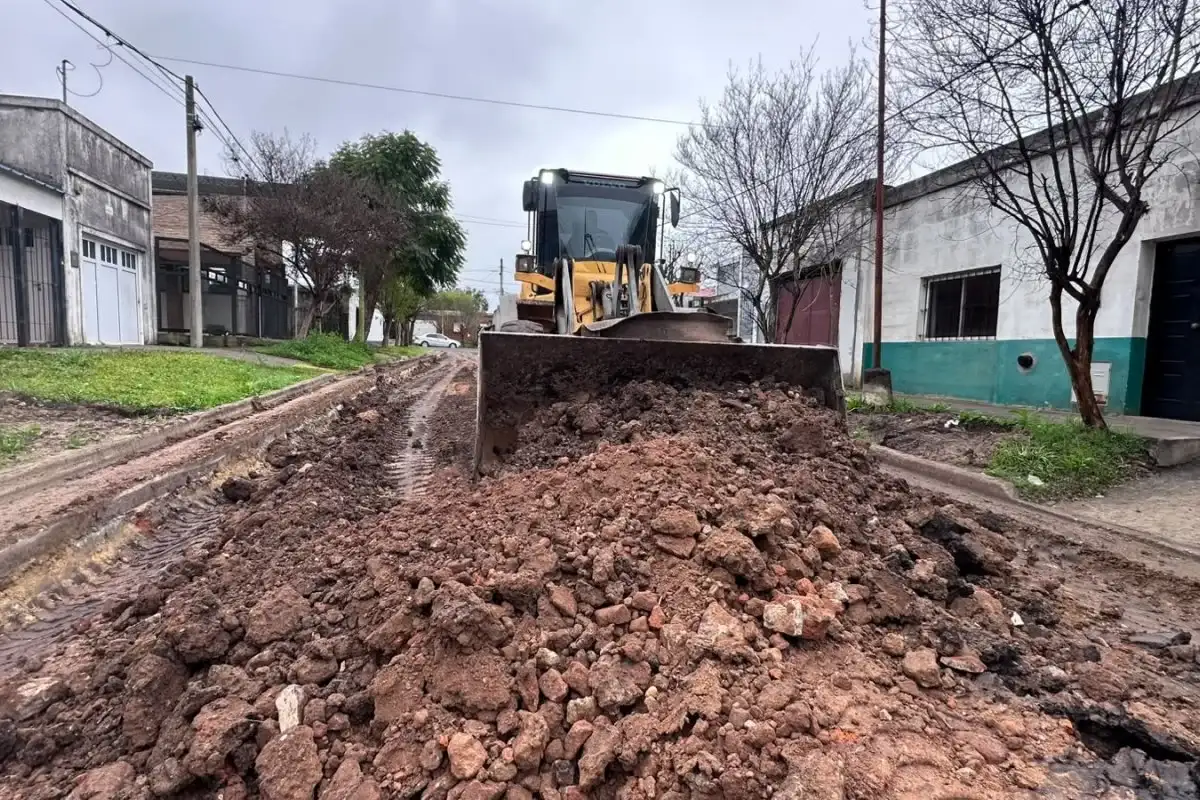 El plan de asfaltado de 150 cuadras continúa por la calle Hernández
