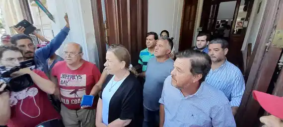 Trabajadores reclamaron falta de pago en el Municipio