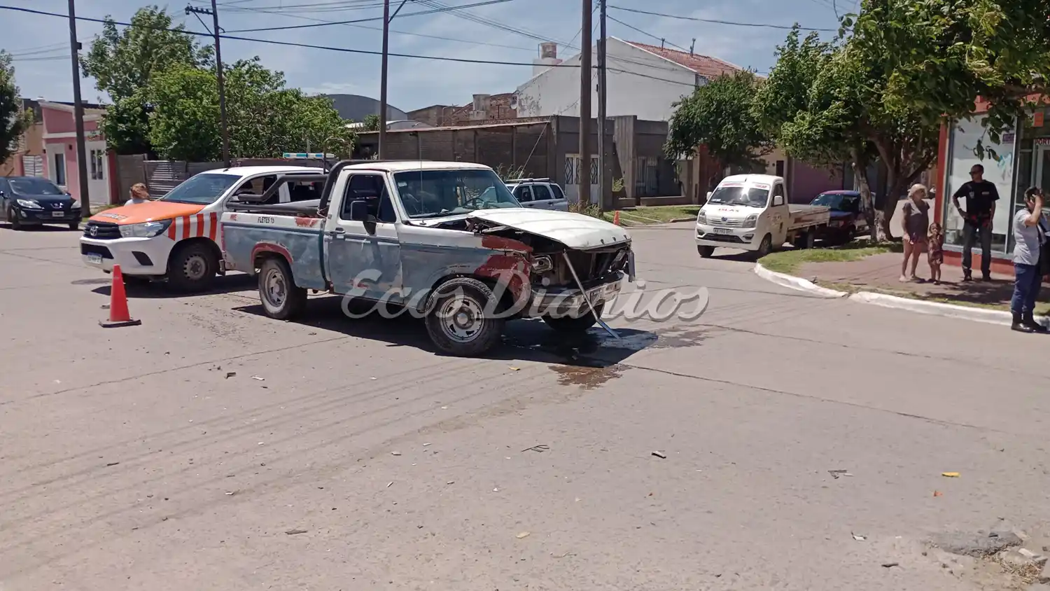 La Ford F100 quedó con serios daños en el frente