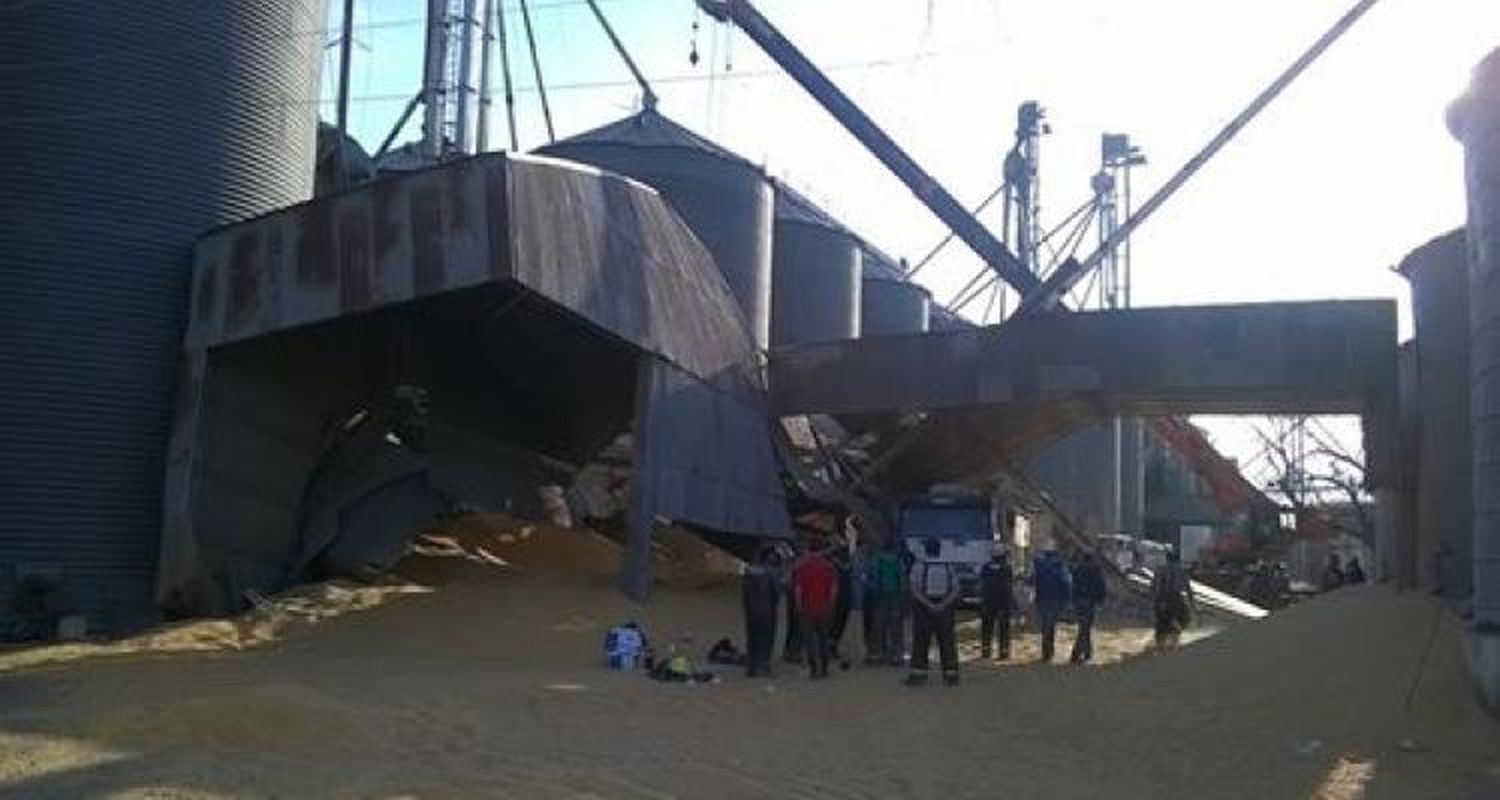 Ramallo: Se derrumbó un silo, murió un operario