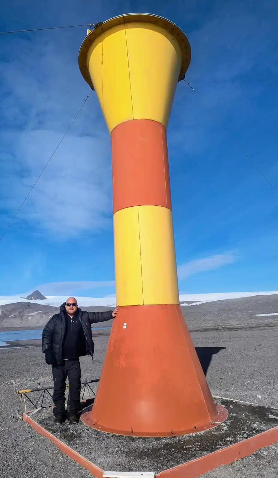 Baliza Marítima y detrás el Nunatak Yamaná, puna montañosa que surgedel glaciar Fourcade-