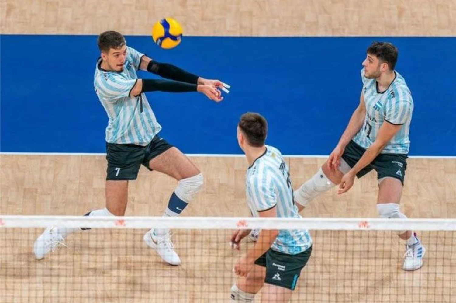 La selección argentina de vóley le ganó a Bulgaria y sumó su quinto festejo en la VNL