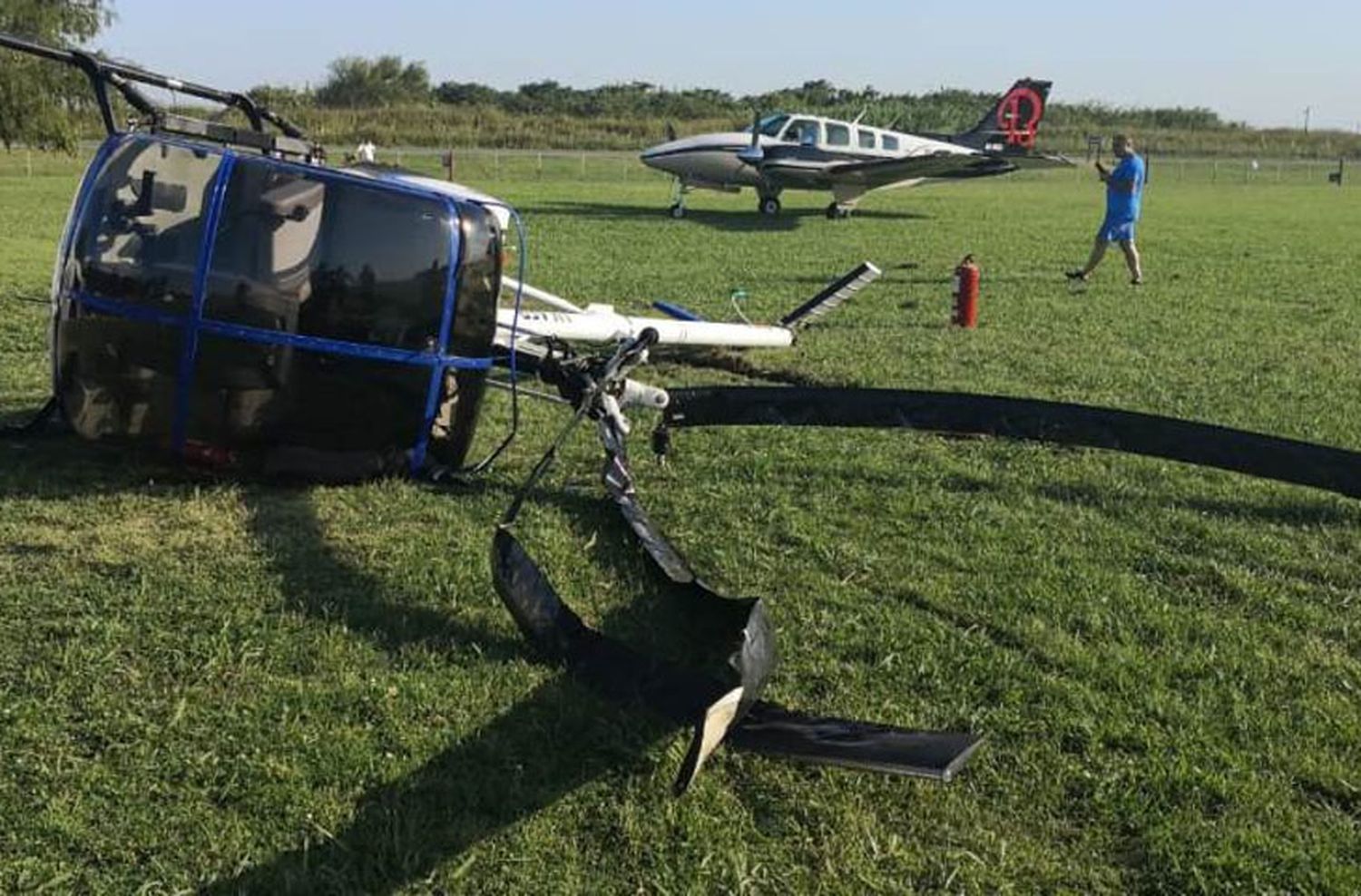 Un helicóptero cayó antes de aterrizar y dos personas se salvaron de milagro