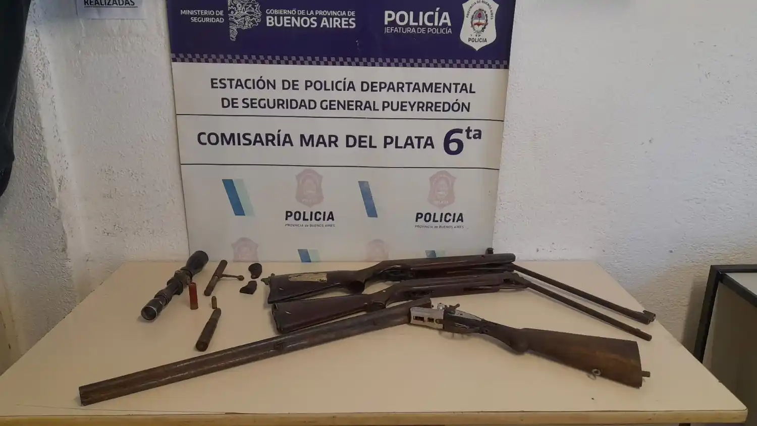 Durante el operativo, los efectivos irrumpieron en el domicilio donde se encontraba el acusado y secuestraron varios elementos vinculados a la causa.