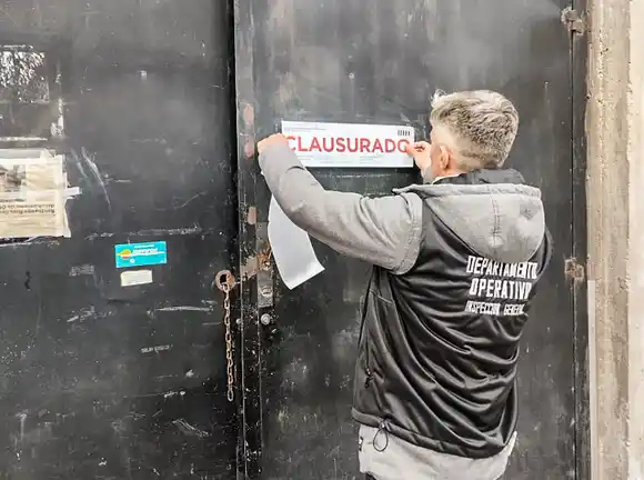 Clausuran dos talleres mecánicos en Mar del Plata