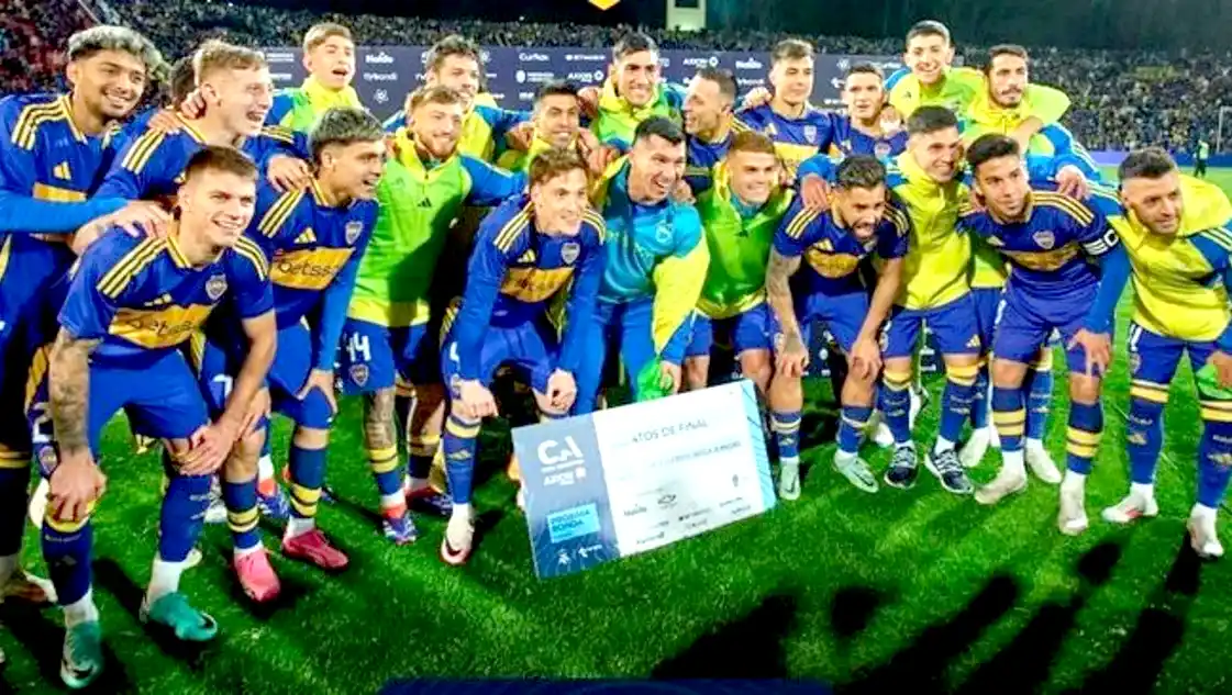 El plantel de Boca, con el cheque logrado por el pase de instancia.