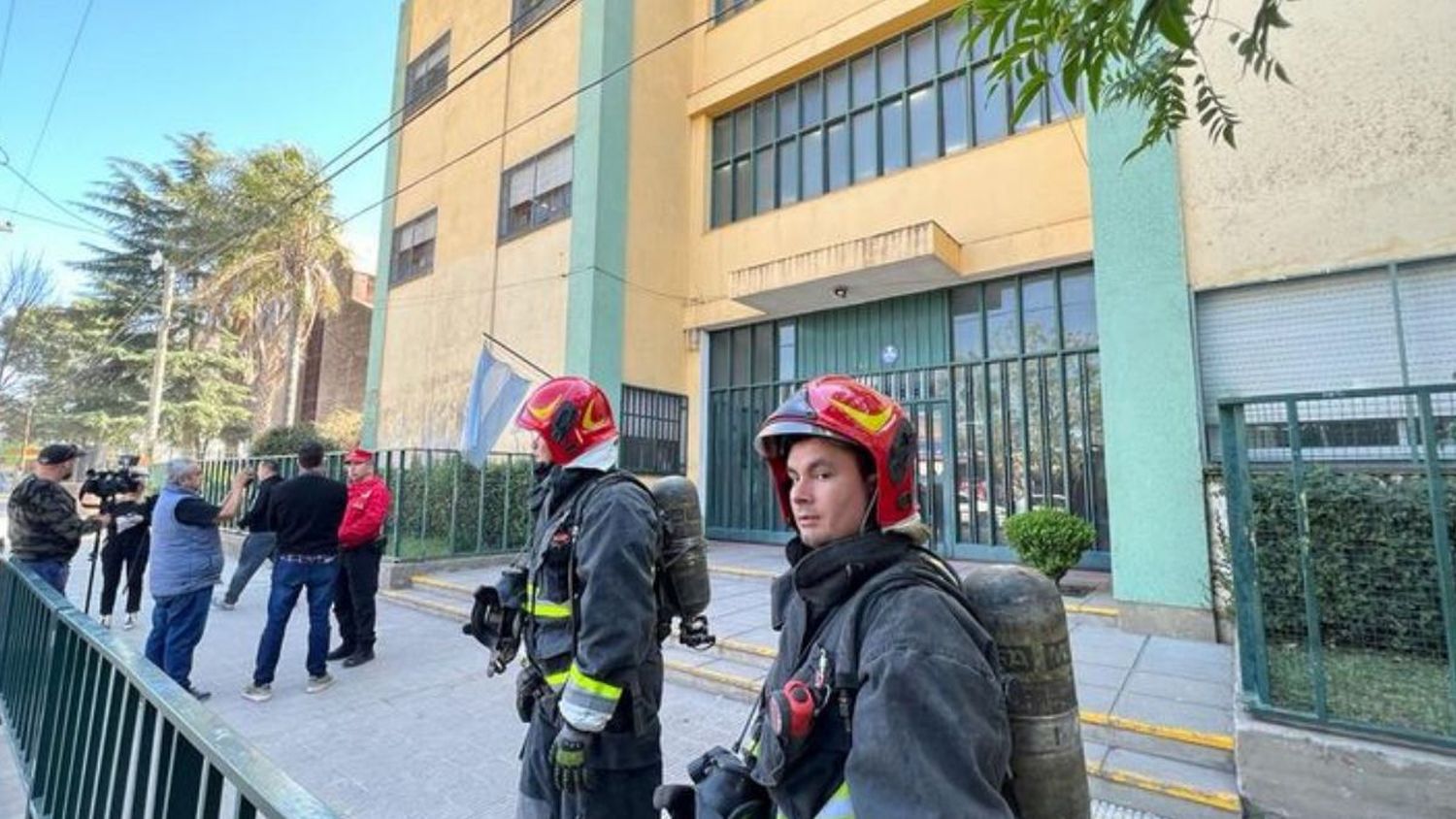 Tres alumnos se quemaron al fallar un experimento en una clase de química