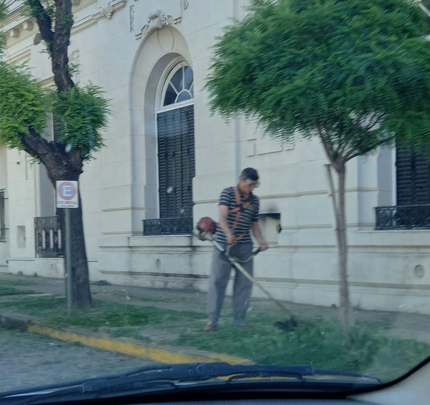 Saavedra - Pigüé: El intendente cortó el pasto en medio de un paro de municipales