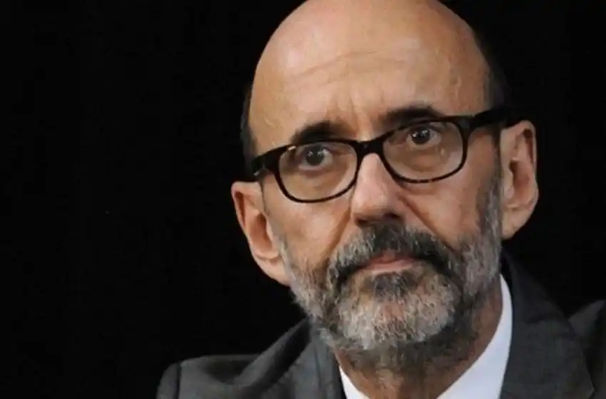 El rector de la UNR sostuvo que el ingreso no planificado de extranjeros es un problema