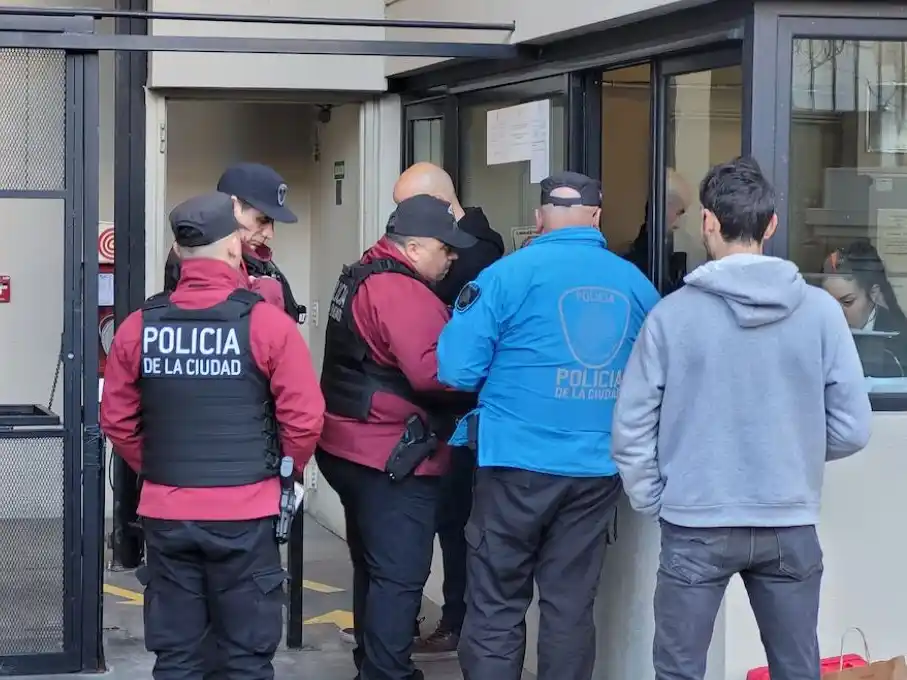 Policía ingresando al edificio donde vive Wanda Nara(Foto: RS Fotos)