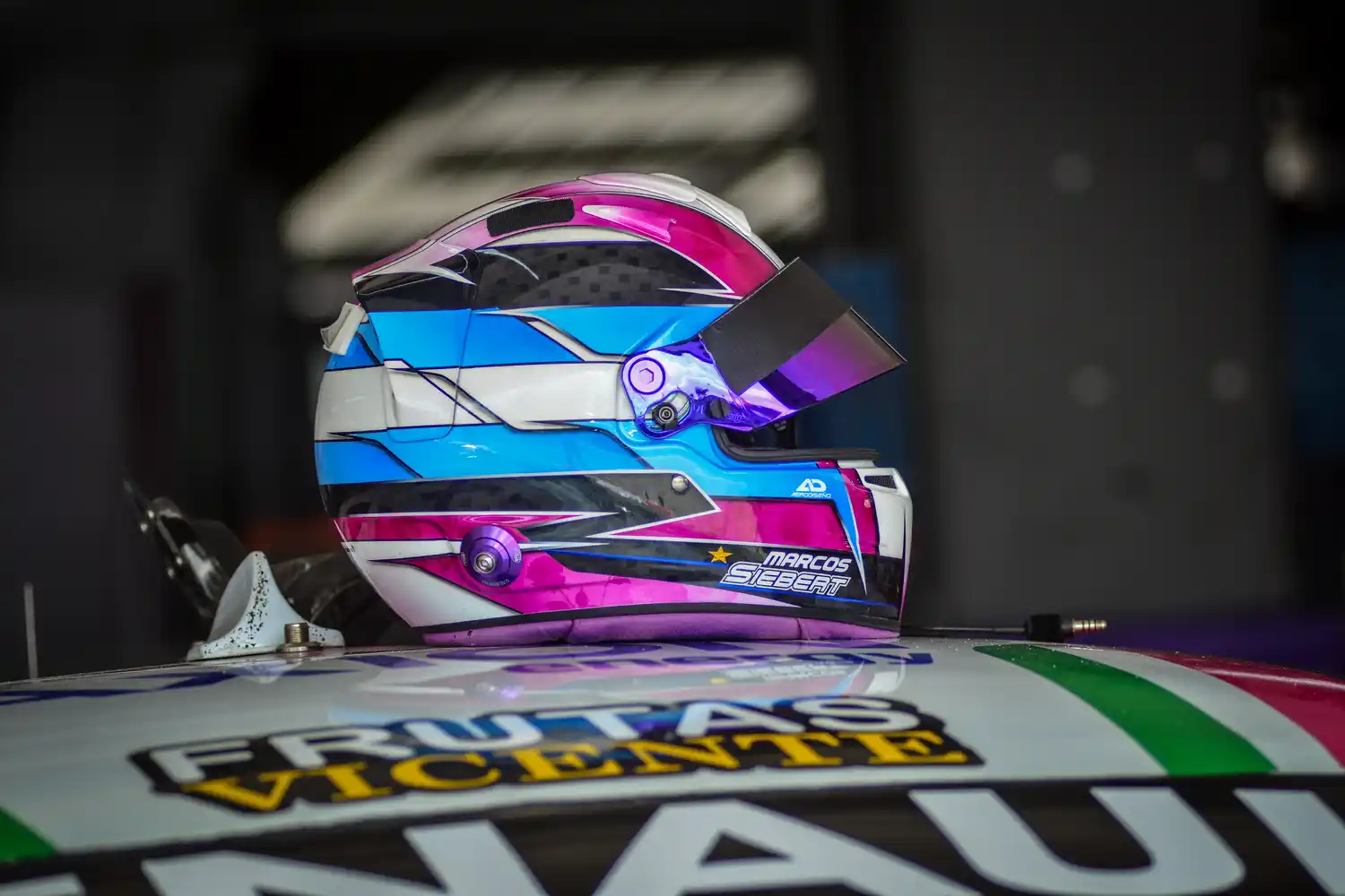 El casco de Siebert sobre el auto.