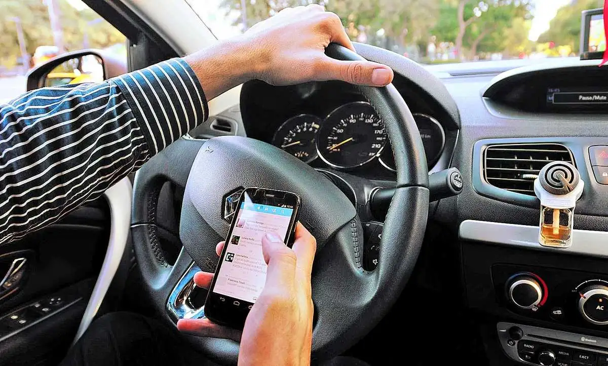 El celular, un peligro al volante: más de 200 mil personas lo usan cuando manejan