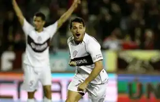 Lanús goleó a Olimpo y se metió en la pelea