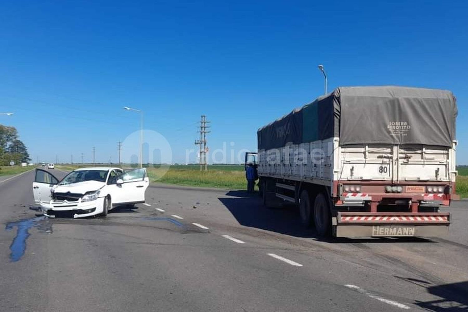 Fuerte impacto: chocaron un automóvil y un camión en la intersección de dos rutas