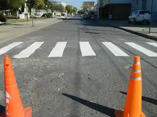 Continúan pintando las sendas peatonales frente a las escuelas