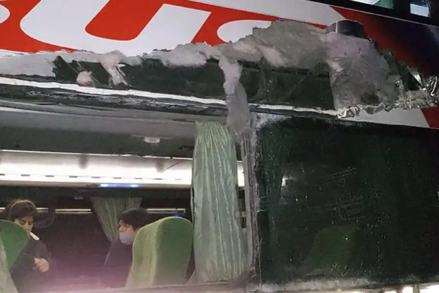 Por invasión de carril, cuatro personas resultaron heridas tras el choque entre un colectivo y un camión