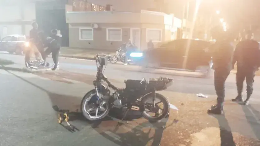 Un motociclista sufrió serias lesiones tras colisionar contra un automóvil