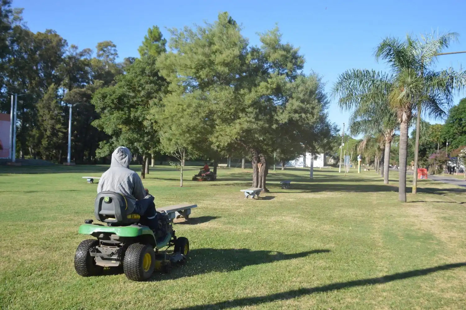 Cuadrillas de la Dirección de Espacios públicos, en acción.