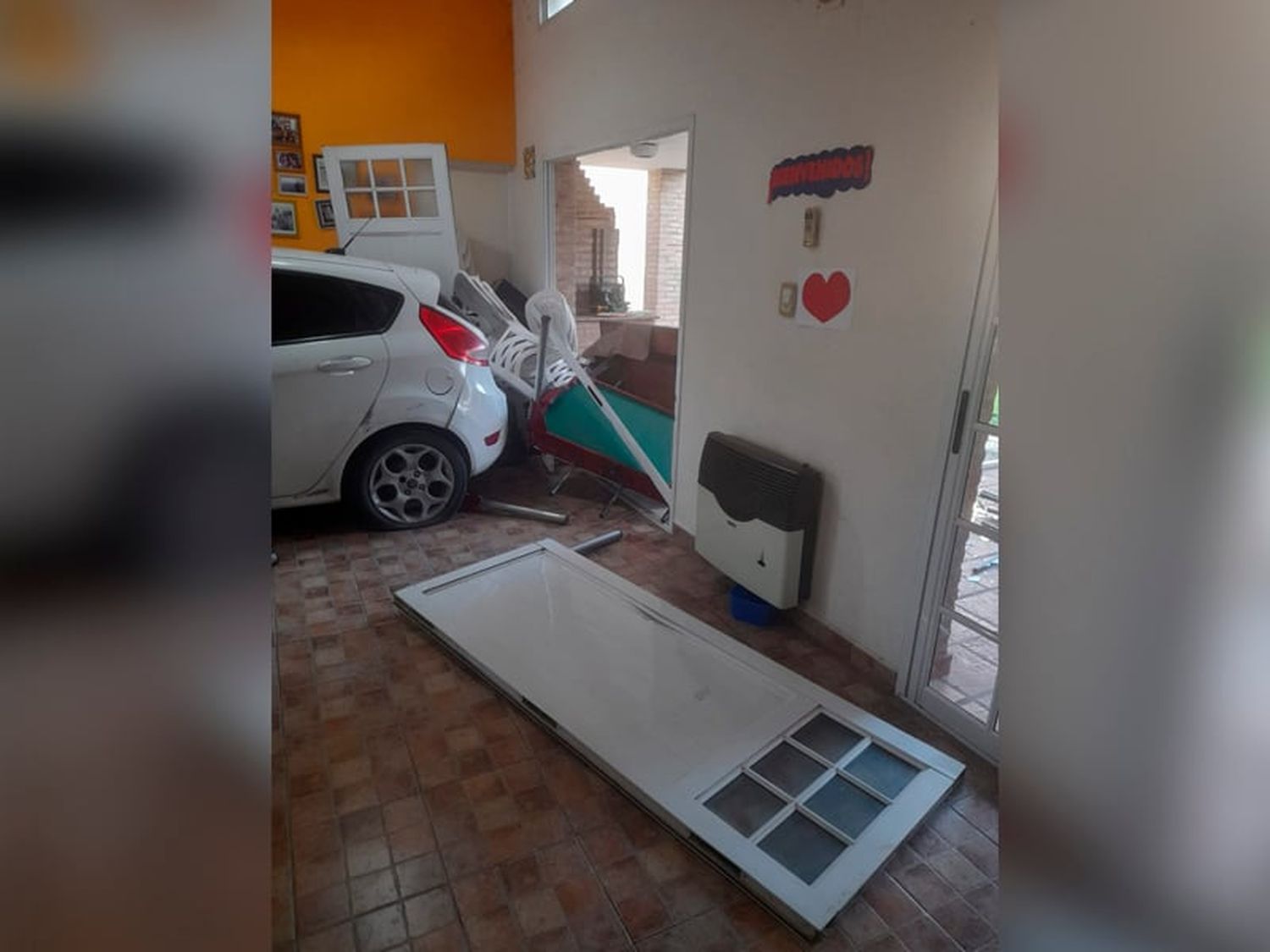 El accidente de tránsito provocó importantes daños materiales en la vivienda