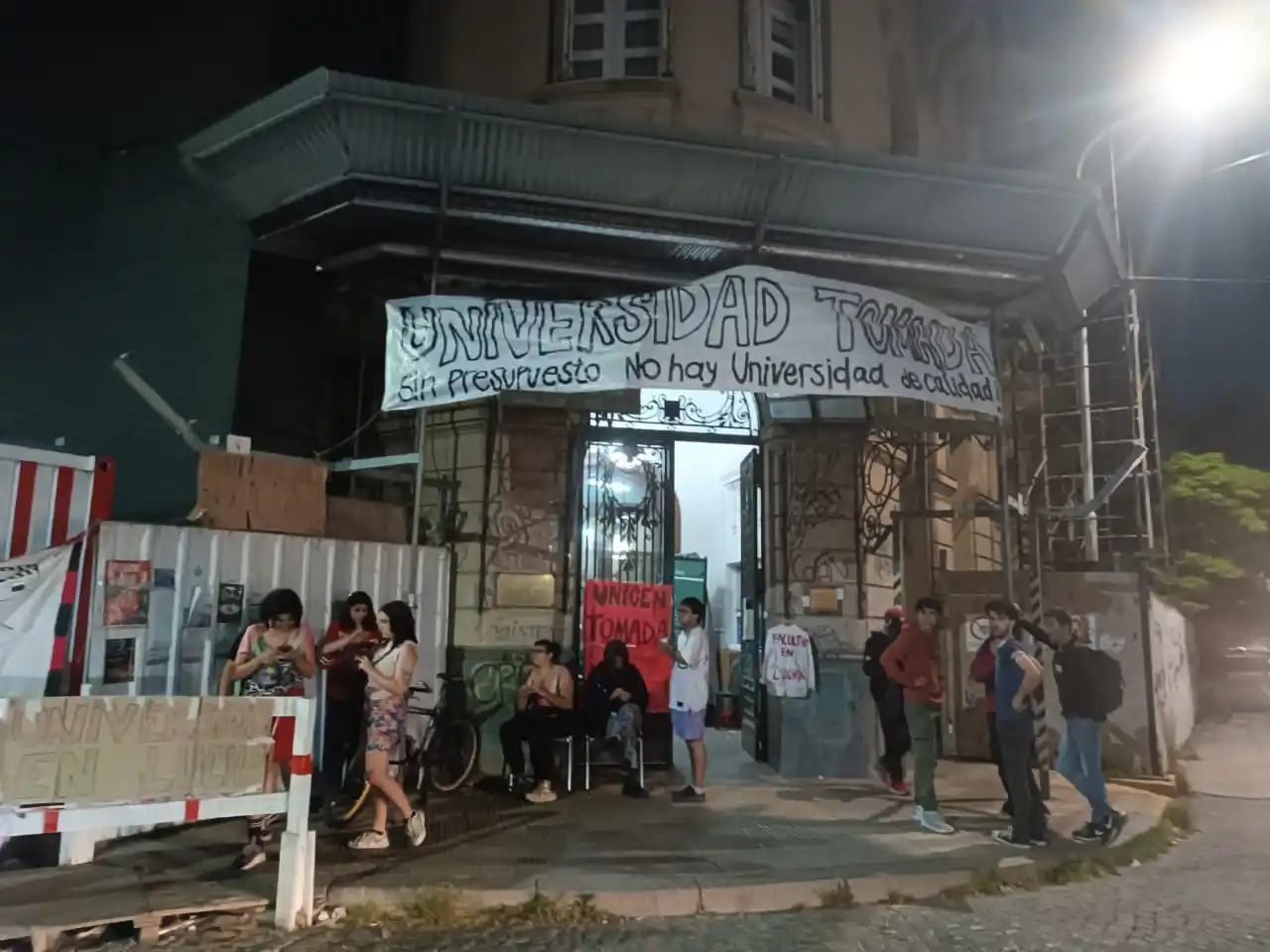 Estudiantes y trabajadores de la Unicen se disponían a pasar la cuarta noche en el edificio del Rectorado.
