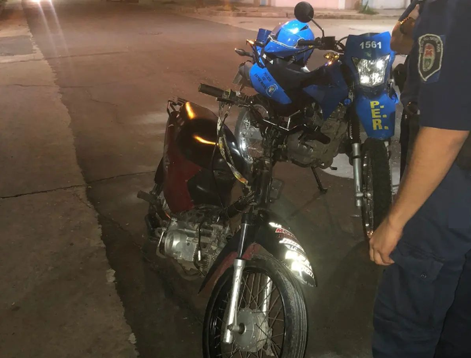 La policía interceptó a un joven que iba con su mamá en moto y se llevaron una sorpresa