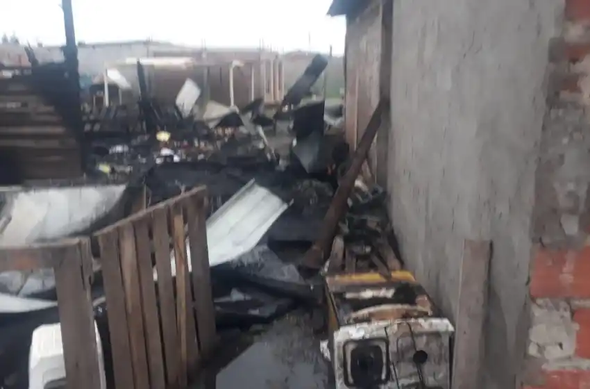 Tres mujeres hospitalizadas por un incendio en Batán