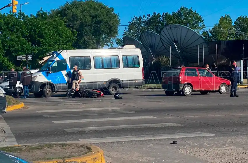 Choque entre una moto y un Fiat Uno en la avenida Champagnat
