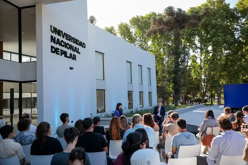 Intendente Achával acompañó un ciclo de charlas en el nuevo edificio de la Universidad Nacional de Pilar