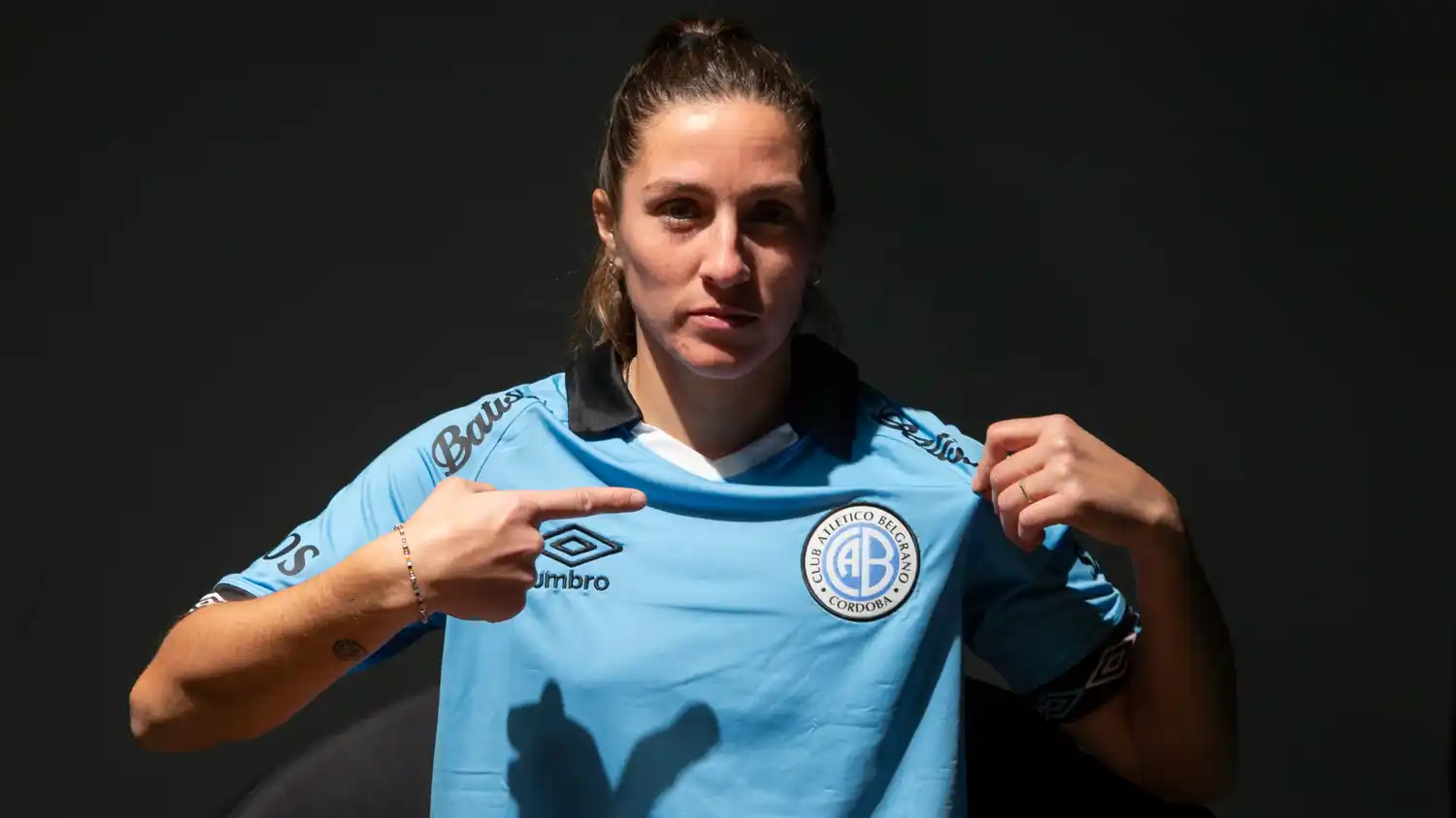 Núñez ya posó con la camiseta de Belgrano.