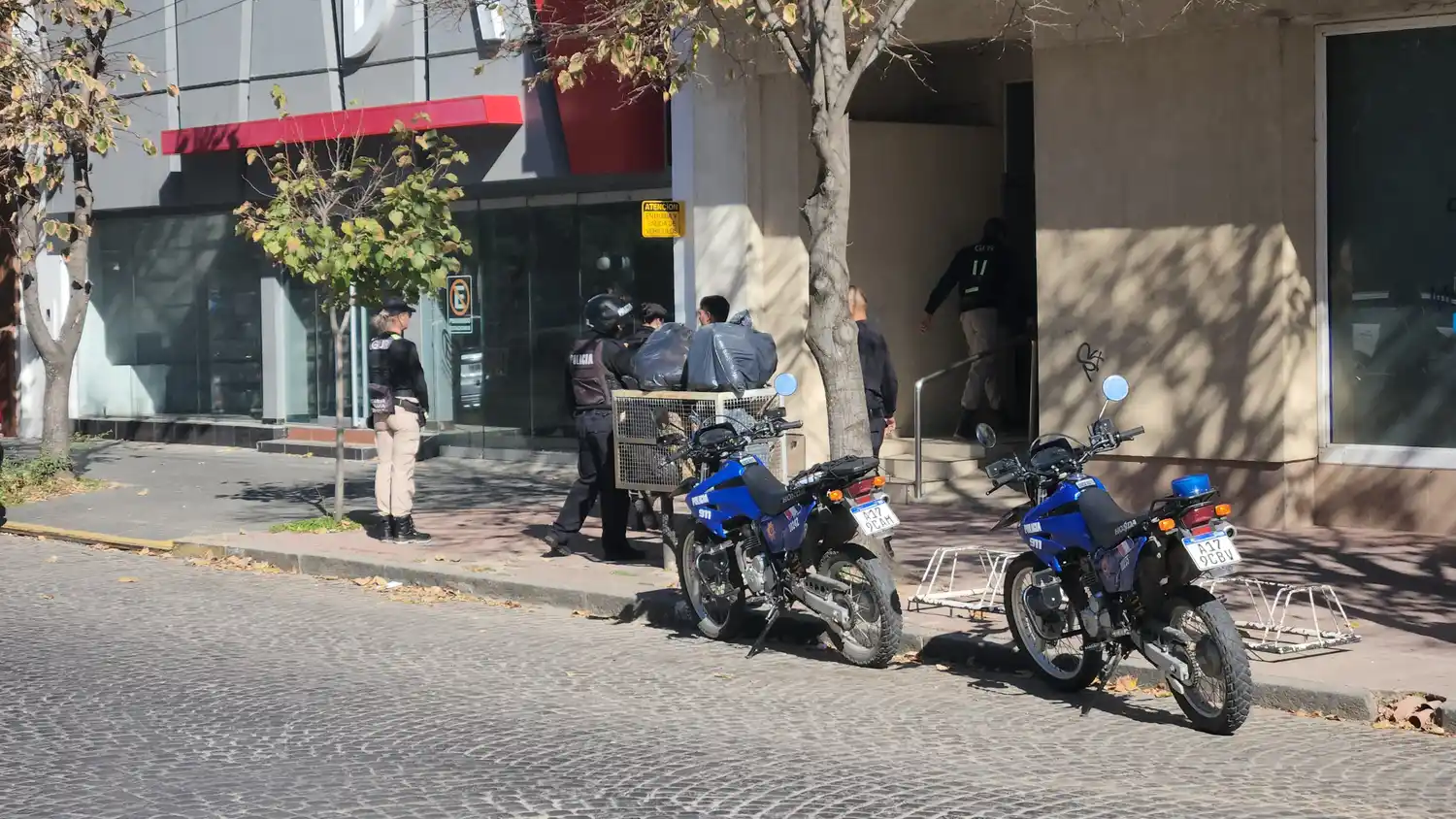 Intenso despliegue policial en pleno centro rafaelino | Crédito: RADIO RAFAELA