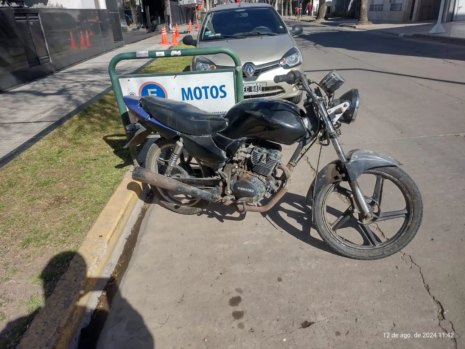 La moto en la que se movilizaba la mujer junto a dos menores de edad.