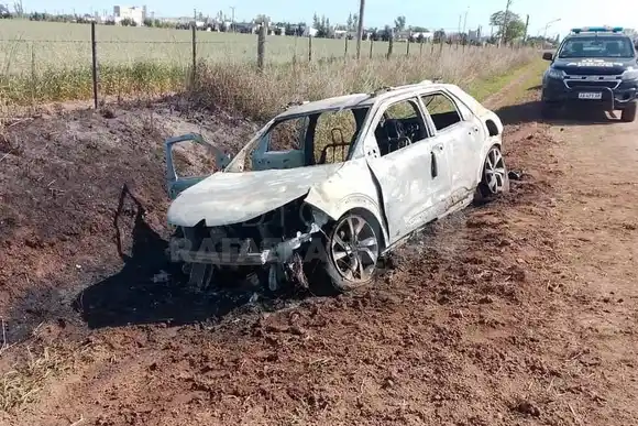 Robaron un auto para irse de joda, cuando terminaron lo prendieron fuego para "eliminar pistas"