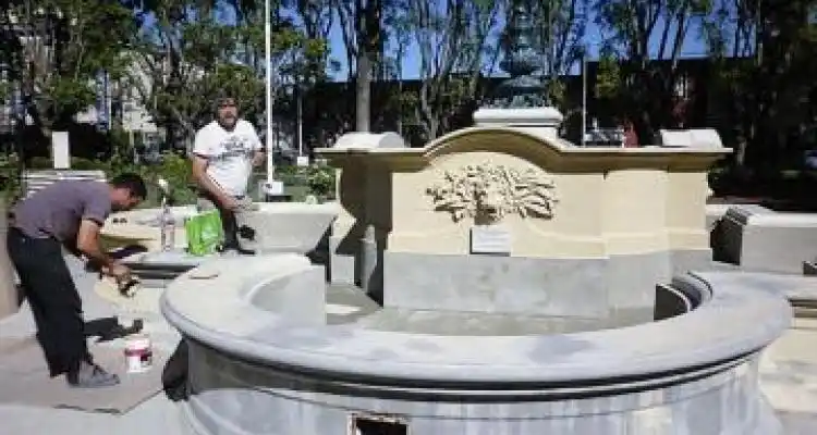 Reparan la fuente de la Plaza Constitución