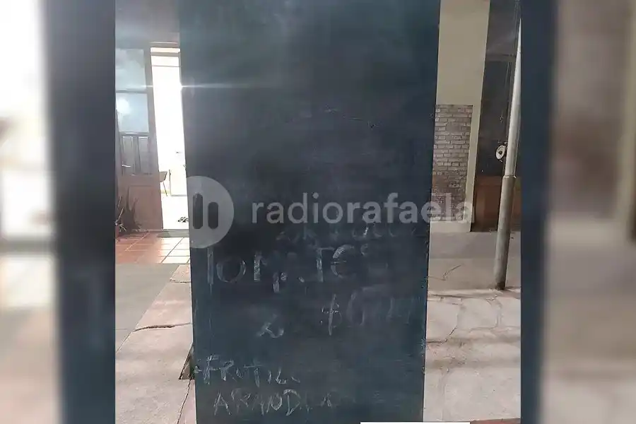 Les gustaron tanto las ofertas de la verdulería que se robaron el cartel: terminaron detenidos