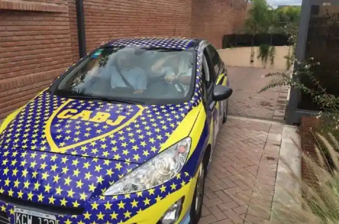 Broma pesada: es fanático de River y le plotearon el auto azul y amarillo 
