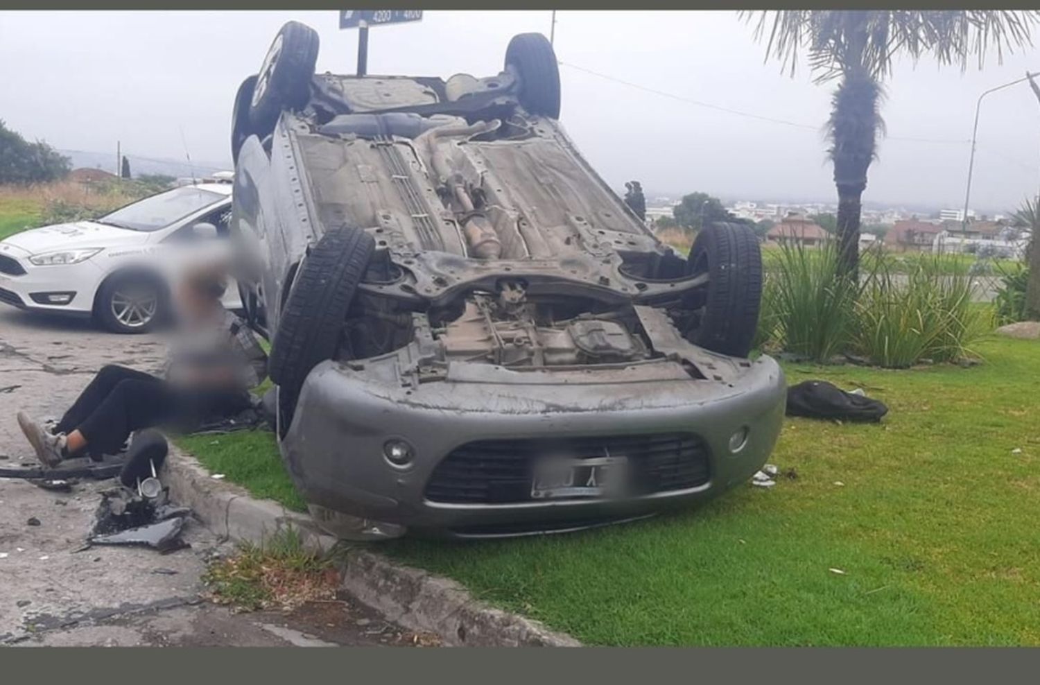 El vuelco de cada día: dos personas heridas en un espectacular choque en el barrio San Carlos