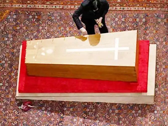 Se publicó el “Rogito”, el texto que resume el pontificado y fue depositado en el féretro de Francisco