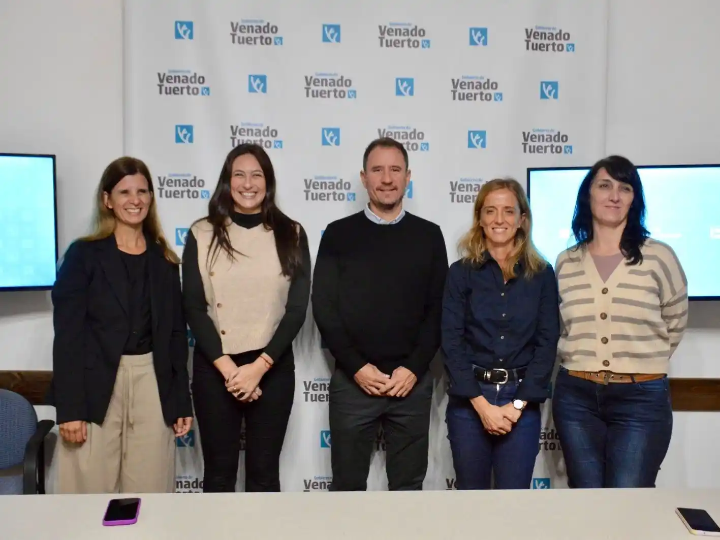 Juan Ignacio Pellegrini junto a Camila Vicente, Inés Paitovi, Josefinal Landgraf y Mónica Calderone.