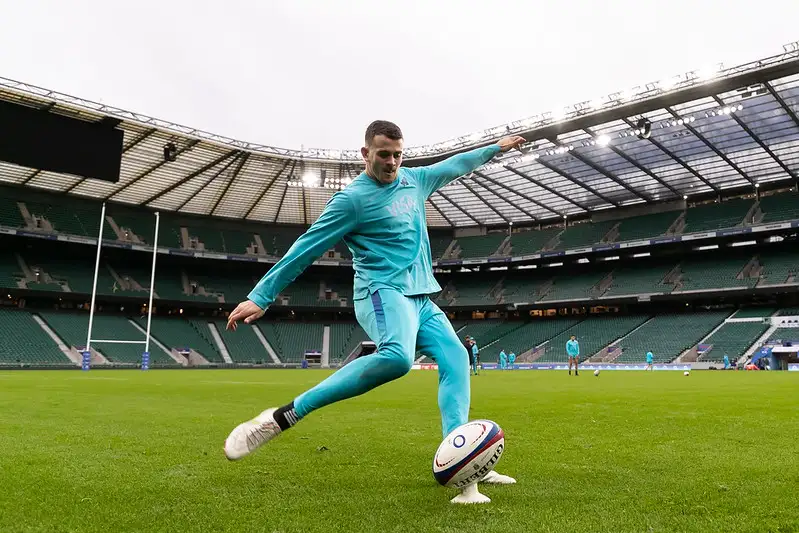Emiliano Boffelli practica su patada en Twickenham.