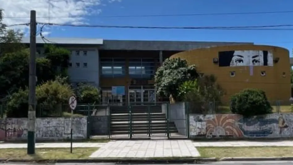 Aldosivi lanza "Aldosivi Social" con una jornada de pintura solidaria en la Escuela Secundaria N° 3