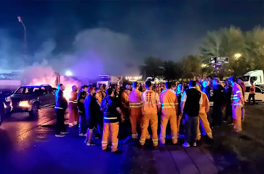 Por un conflicto laboral, trabajadores realizan un piquete en el ingreso al Puerto de Rosario por tiempo indeterminado