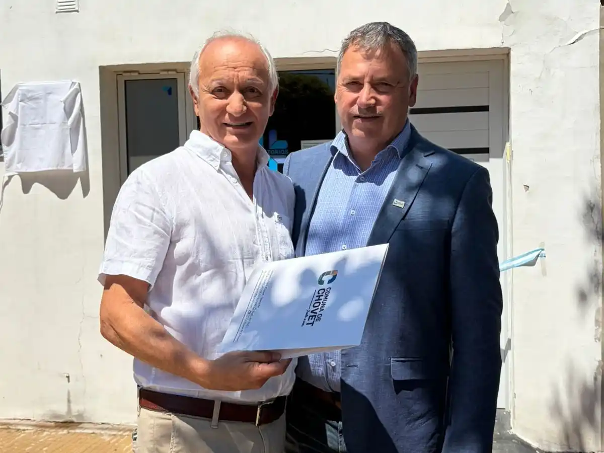 Busquet y Bonifacio. Una imagen que guarda el reconocimiento a cuatro décadas de cercanía y acompañamiento.