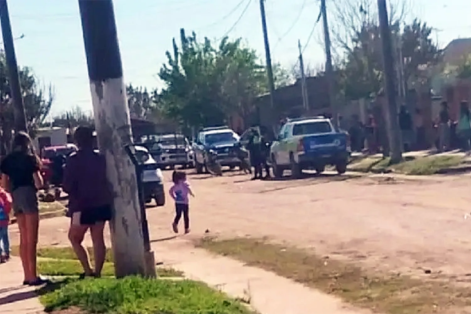 El niño fue encontrado tendido en el suelo y con sangre frente a una vivienda.