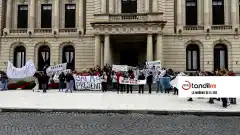 Trabajadores de la salud realizan una retención de tareas