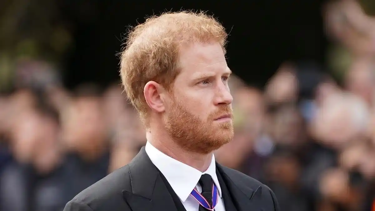 EN LAS SOMBRAS: las polémicas memorias que el príncipe Harry defiende a capa y espada